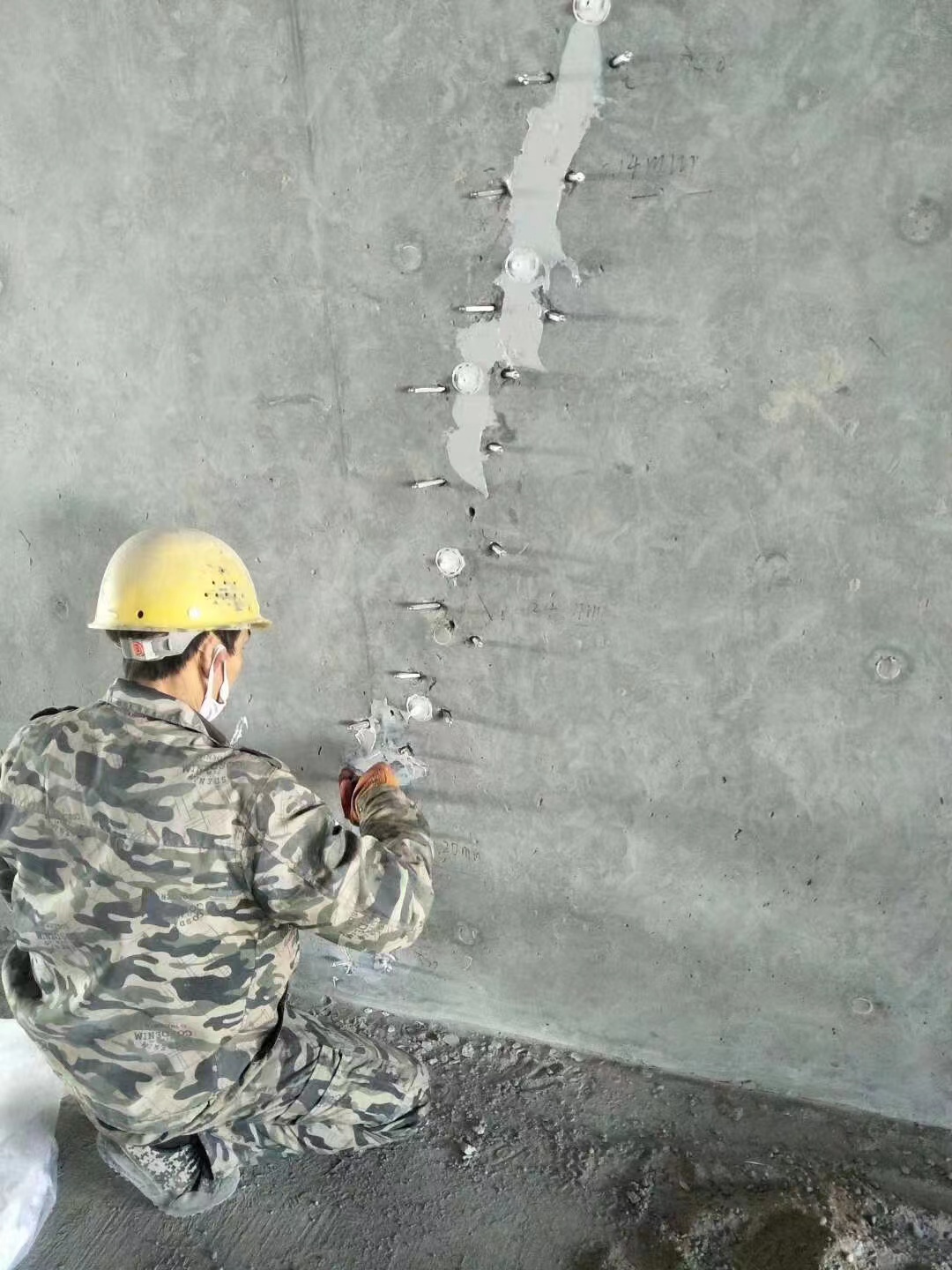 岫岩混凝土楼板裂缝加固施工的方案
